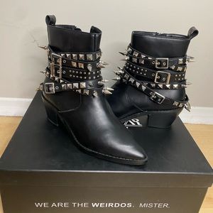 Size 7
Faux Leather.
- Pointed Toe.
- Strap Feature w. Mix Studs.
- 2" Heel.